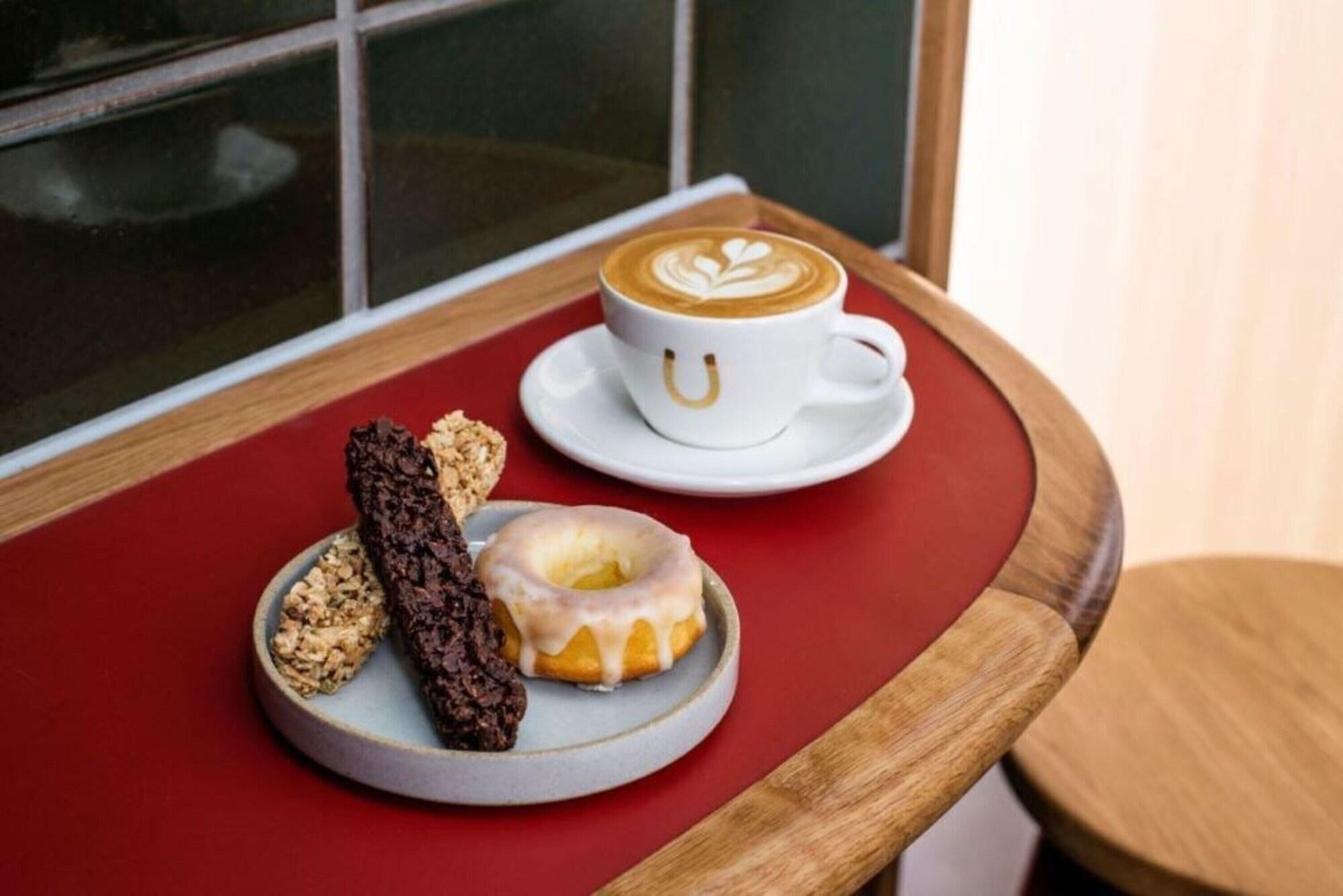 Ace Hotel Kyōto Esterno foto A coffee and a pastry at a café