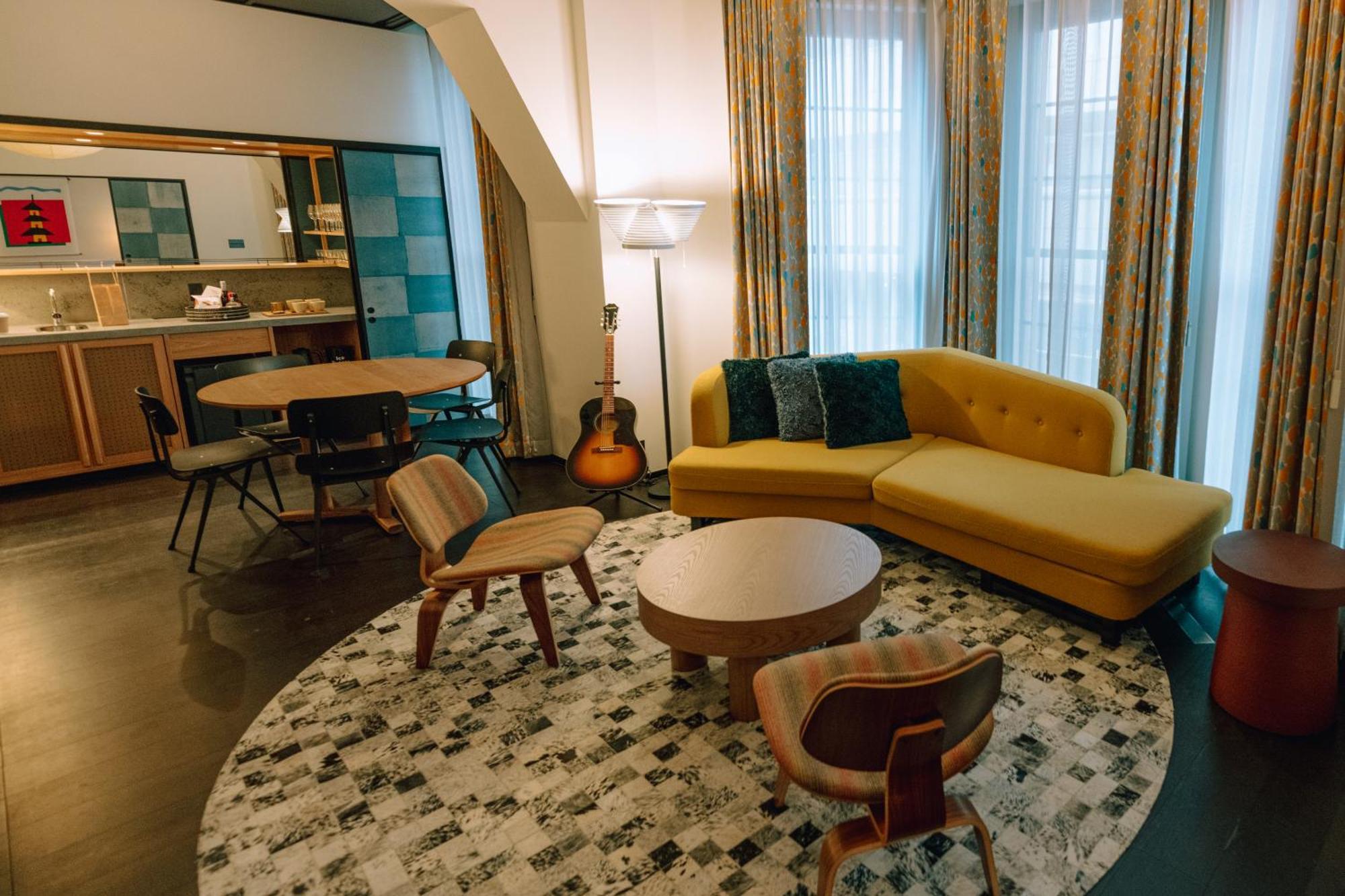 Ace Hotel Kyōto Esterno foto A living room at the hotel