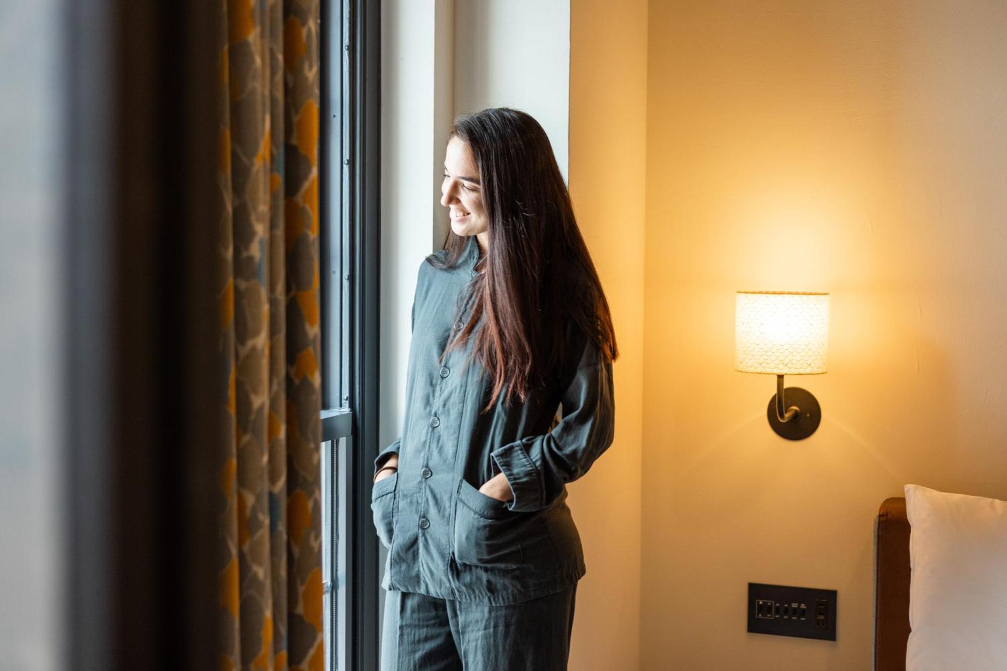 Ace Hotel Kyōto Esterno foto A woman wearing a pair of pajamas